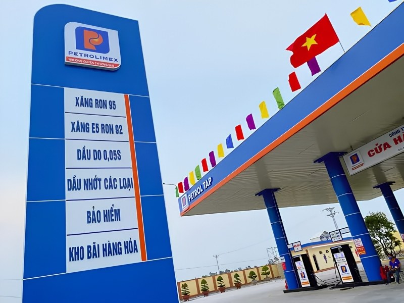 Trụ pano quảng c&aacute;o c&acirc;y xăng ngo&agrave;i trời