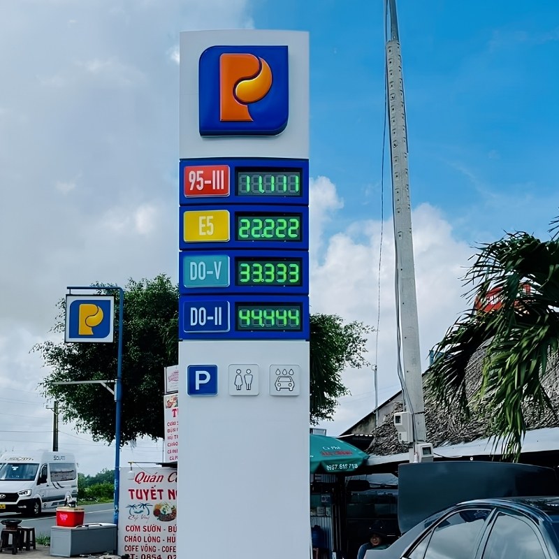Bảng điện tử hiện thị gi&aacute; xăng