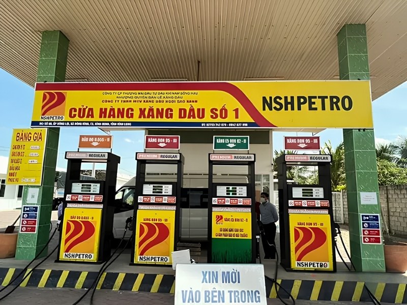 Bảng hiệu c&acirc;y xăng dạng hộp đ&egrave;n bạt 3M in UV xuy&ecirc;n s&aacute;ng
