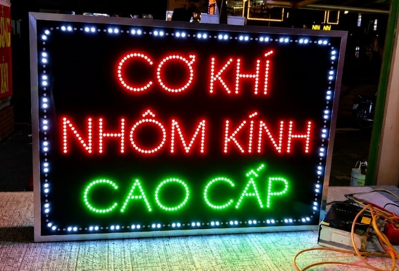 Mẫu bảng hiệu cơ kh&iacute; cao cấp hộp đ&egrave;n mica cắc CNC