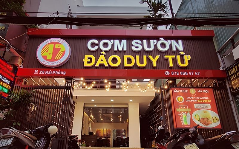 Mẫu bảng hiệu cơm tấm mặt dựng t&ocirc;n s&oacute;ng kết hợp chữ nổi mica