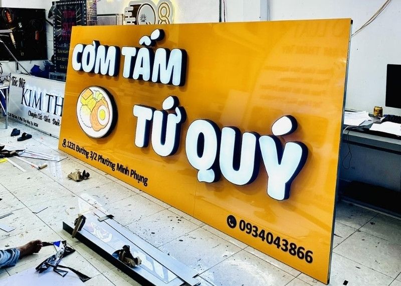 Bảng hiệu cơm tấm mặt dựng Alu kết hợp chữ nổi Mica