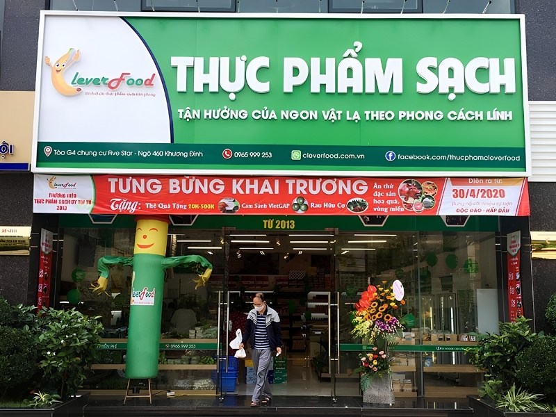 Bảng hiệu cửa h&agrave;ng thực phẩm sạch mặt dựng alu kết hợp chữ nổi mica