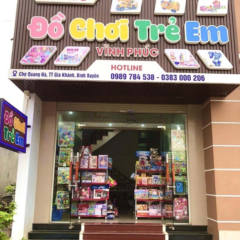 Mẫu bảng hiệu đồ chơi trẻ em nền gỗ chữ nổi mica