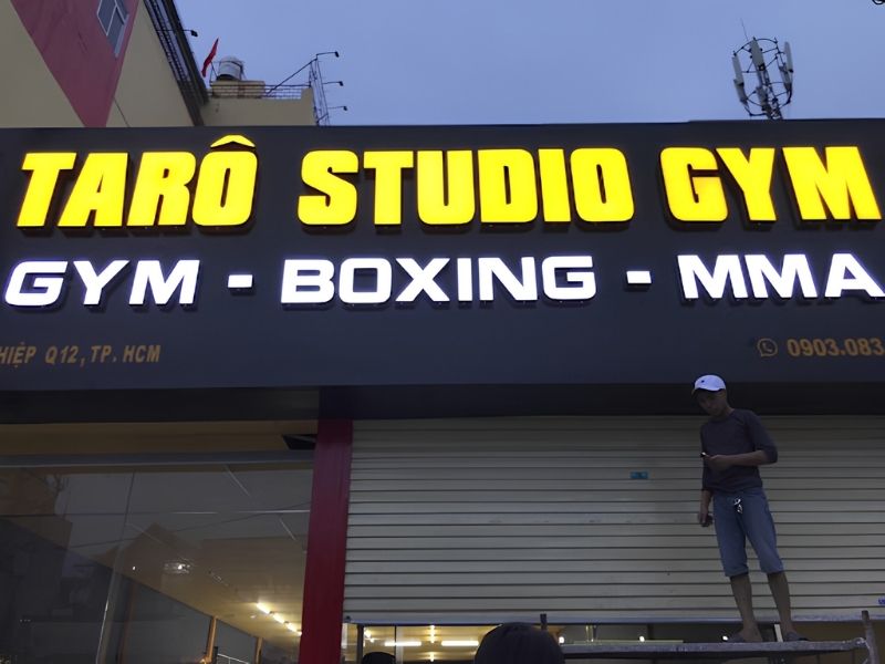 Bảng hiệu ph&ograve;ng gym chữ nổi mica gắn LED