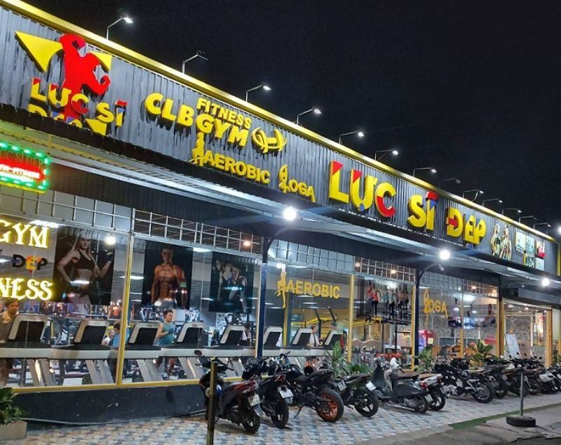 Ưu, nhược điểm từng loại chất liệu l&agrave;m bảng hiệu ph&ograve;ng gym