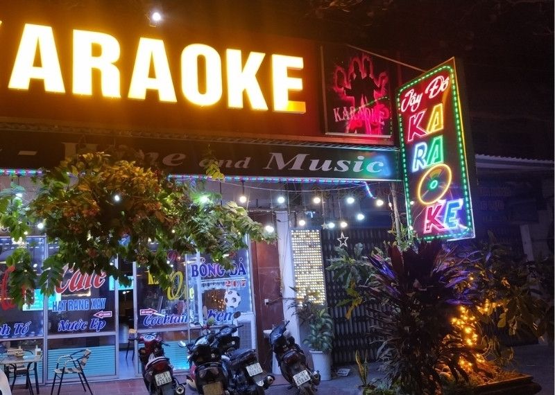 Mẫu biển vẫy hộp đ&egrave;n qu&aacute;n karaoke