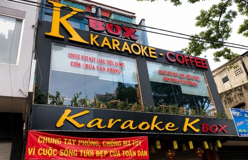 Bảng hiệu karaoke mặt dựng Alu kết hợp chữ nổi mica
