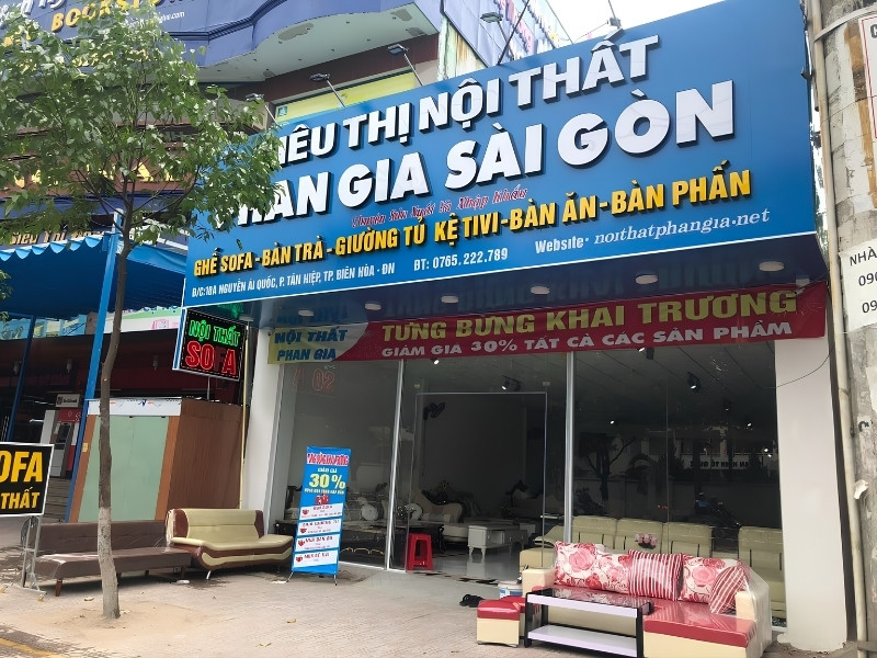 Mẫu bảng hiệu m&agrave;u xanh dương cho showroom nội thất