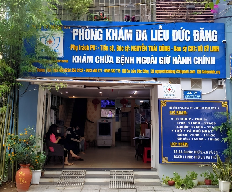 Mẫu bảng hiệu m&agrave;u xanh dương ph&ograve;ng kh&aacute;m da liễu