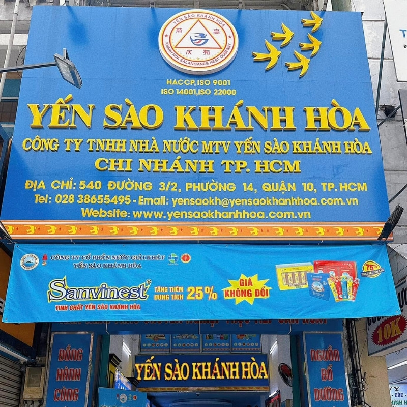 Bảng hiệu mặt dựng alu m&agrave;u xanh dương kết hợp chữ nổi mica