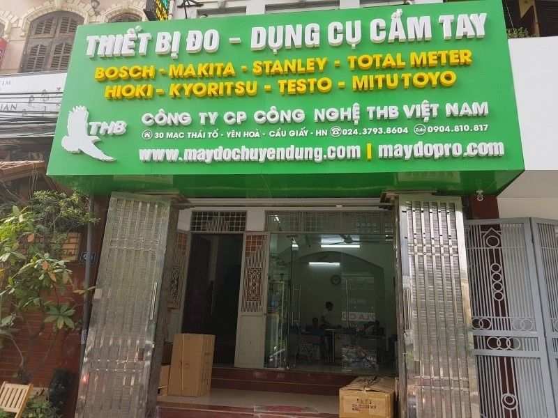 Mẫu bảng hiệu mặt dựng alu m&agrave;u xanh l&aacute; c&acirc;y kết hợp chữ nổi mica trắng, v&agrave;ng