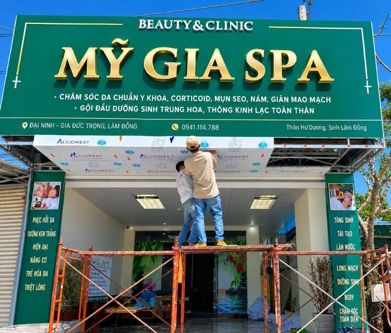 Mẫu bảng hiệu beauty spa nền m&agrave;u xanh l&aacute; c&acirc;y
