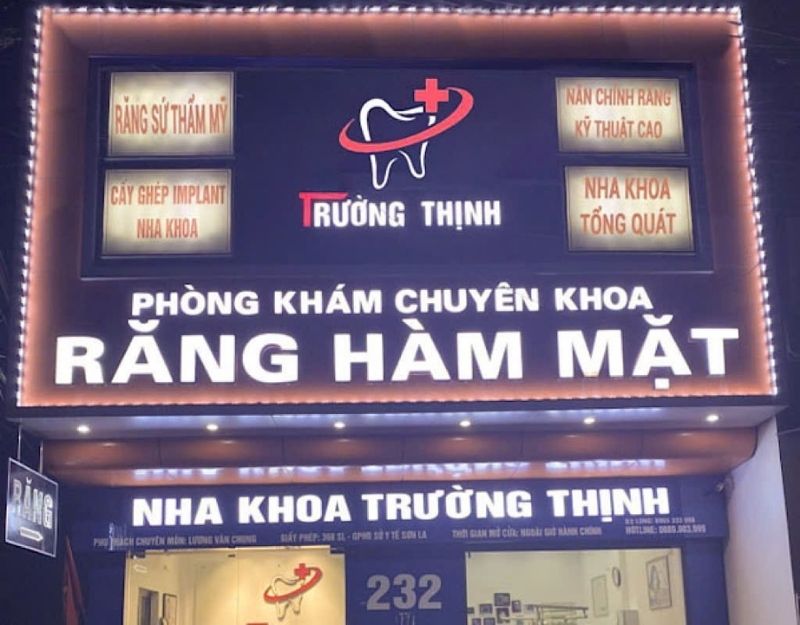 Mẫu bảng hiệu ph&ograve;ng kh&aacute;m chuy&ecirc;n khoa răng h&agrave;m mặt