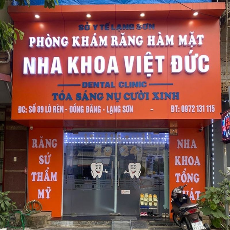 Mẫu bảng hiệu ph&ograve;ng kh&aacute;m răng h&agrave;m mặt Việt Đức
