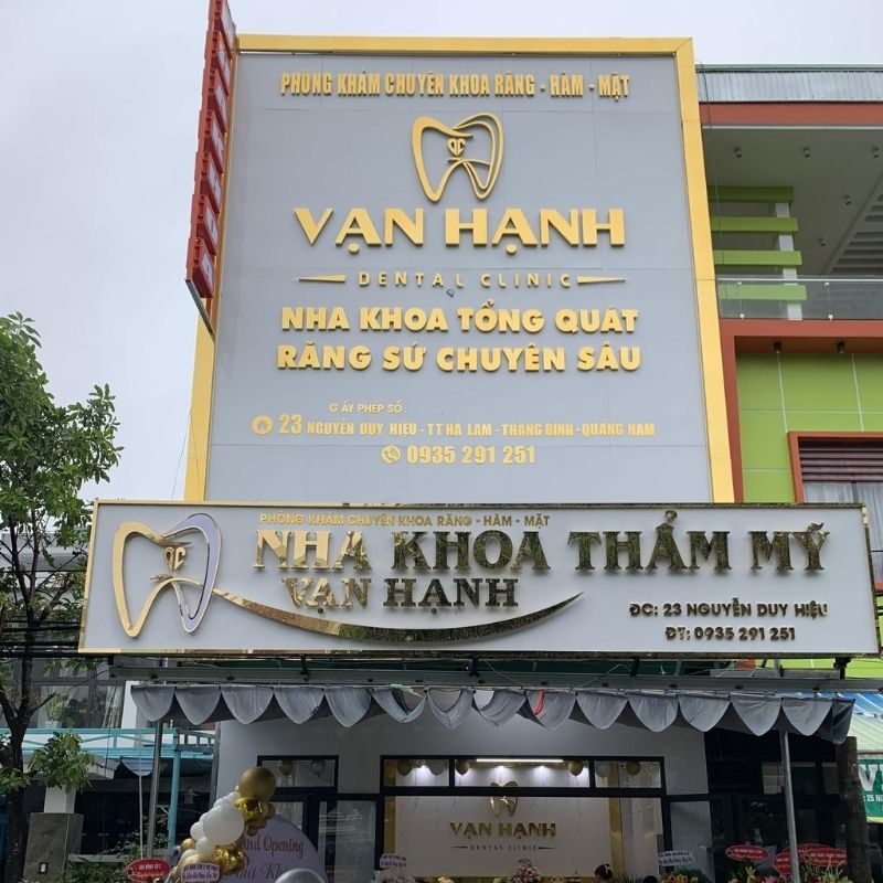 Mẫu bảng hiệu ph&ograve;ng kh&aacute;m nha khoa thẩm mỹ