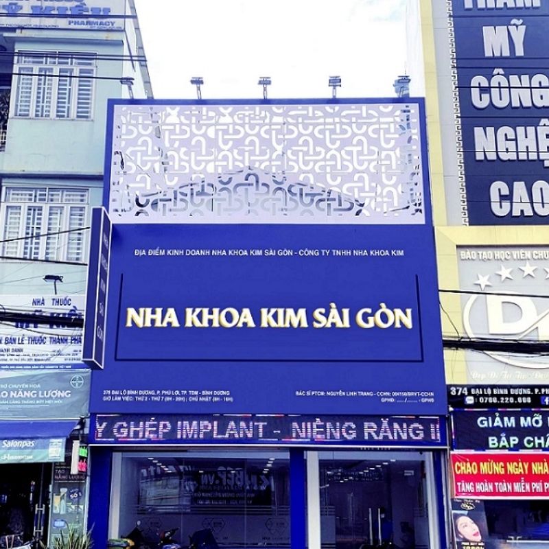 Bảng hiệu nha khoa kim s&agrave;i g&ograve;n mặt dựng alu