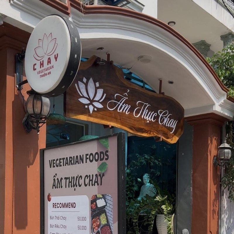 Mẫu biển vẫy qu&aacute;n chay mica h&uacute;t nổi
