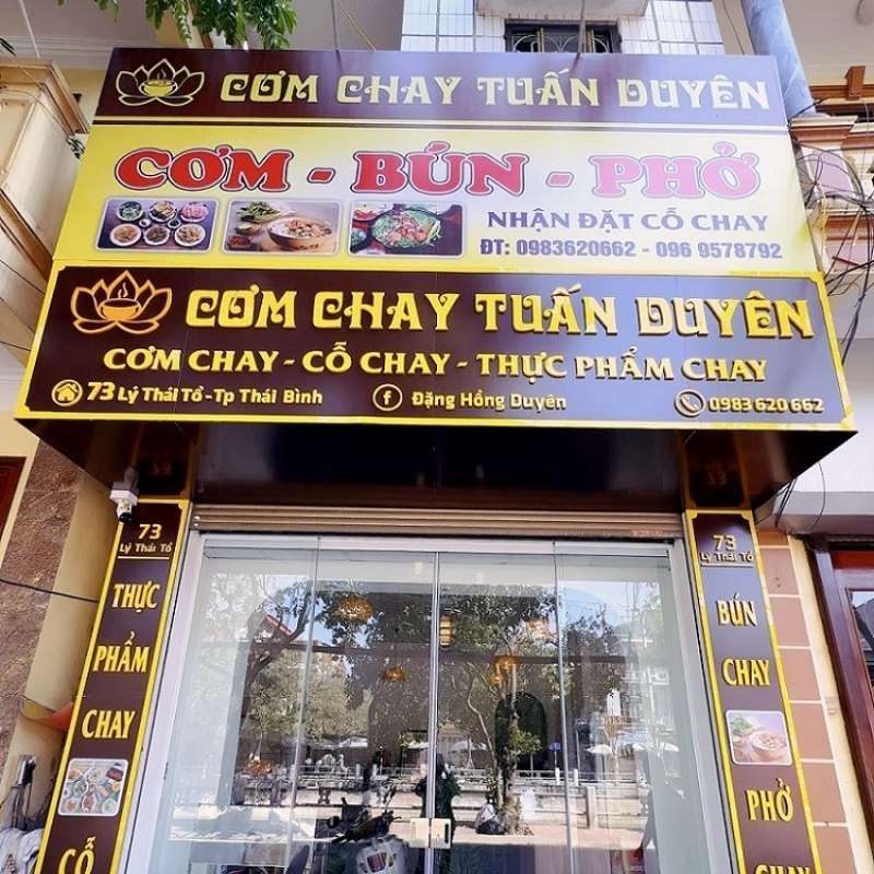 Bảng hiệu cơm chay mặt dựng alu kết hợp chữ nổi mica