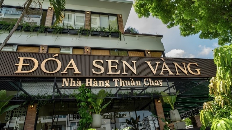 Mẫu bảng hiệu nh&agrave; h&agrave;ng chay Đ&oacute;a Sen V&agrave;ng