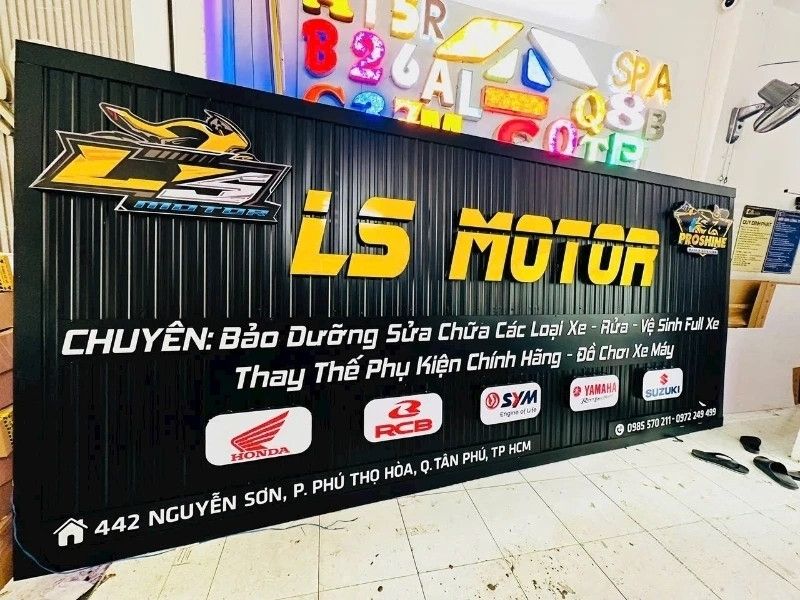 Bảng hiệu sửa chữa xe m&aacute;y nền t&ocirc;n s&oacute;ng sơn tĩnh điện