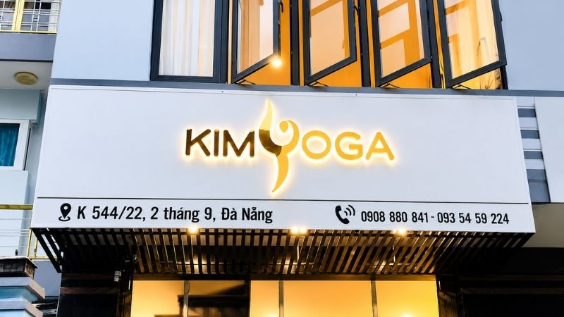 Mẫu bảng hiệu yoga chữ nổi inox v&agrave;ng gương