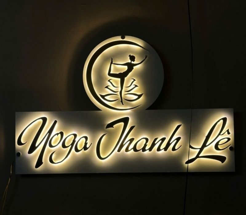 Mẫu logo yoga tại sảnh lễ t&acirc;n