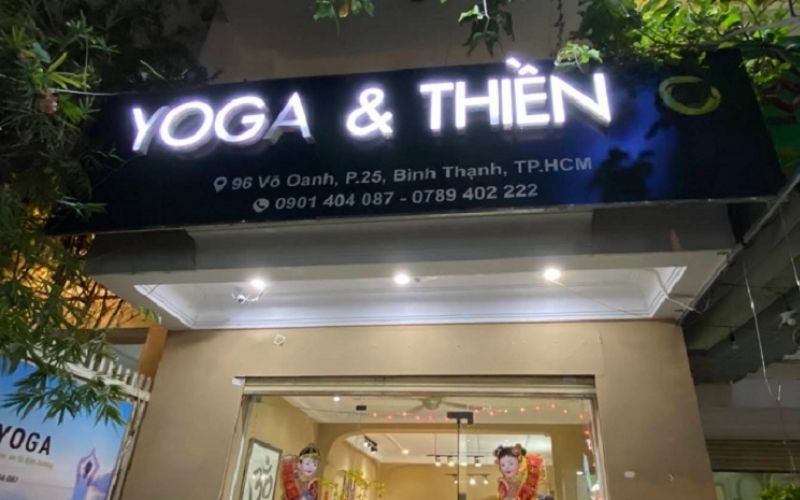 Bảng hiệu yoga mica chữ nổi gắn LED