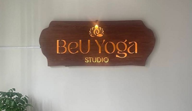 Bảng hiệu yoga khắc tr&ecirc;n gỗ