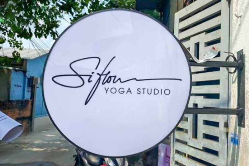 Bảng hiệu hộp đ&egrave;n h&uacute;t nổi cho studio yoga