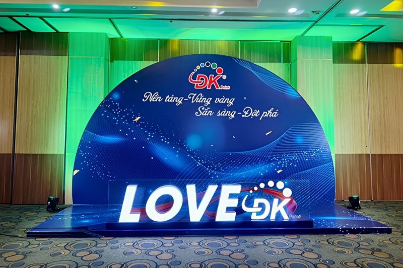 Thi công backdrop in pp bồi formex