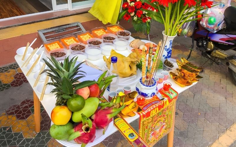 Mâm cúng treo bảng hiệu quảng cáo