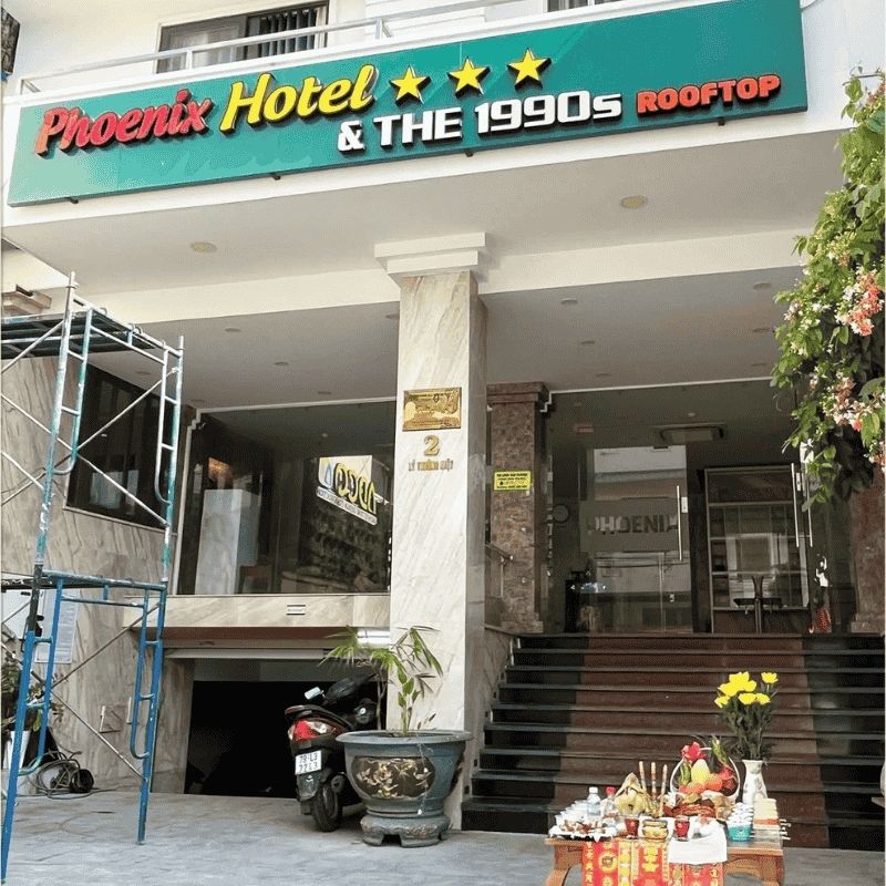 Đồ đạc chuẩn bị để cúng treo bảng hiệu
