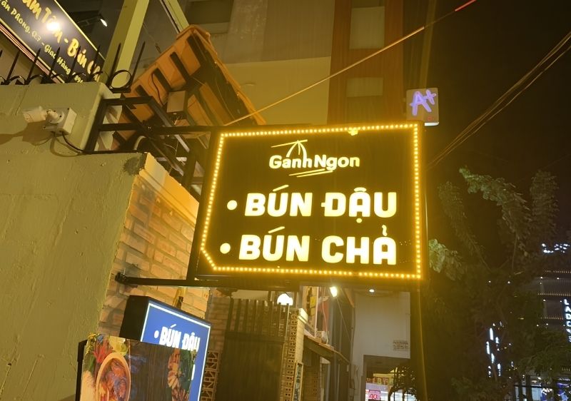Kích thước bảng hiệu treo tường tiêu chuẩn