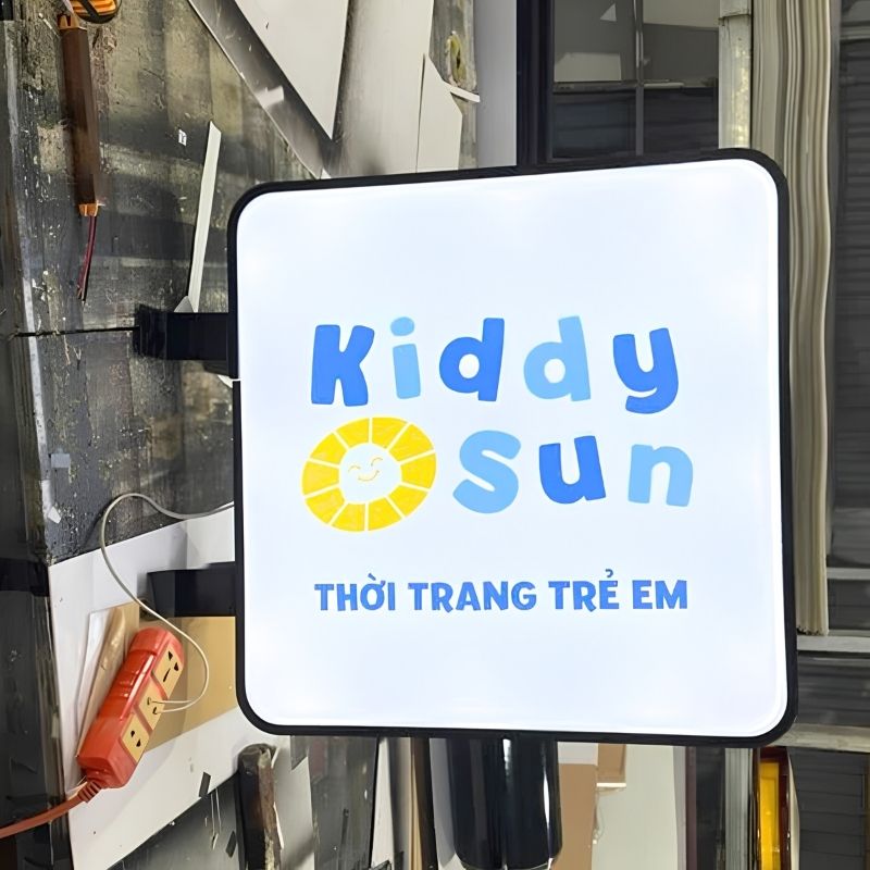 Mẫu bảng hiệu treo tường dạng hộp đèn cho shop thời trang