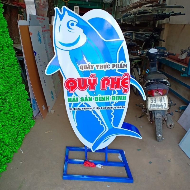 Hộp đ&egrave;n mica d&aacute;n decal tạo h&igrave;nh theo y&ecirc;u cầu