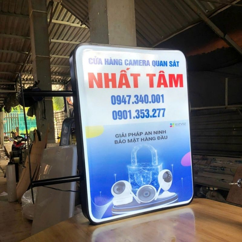 Mẫu hộp đ&egrave;n quảng c&aacute;o chất liệu mica h&uacute;t nổi cửa h&agrave;ng camera