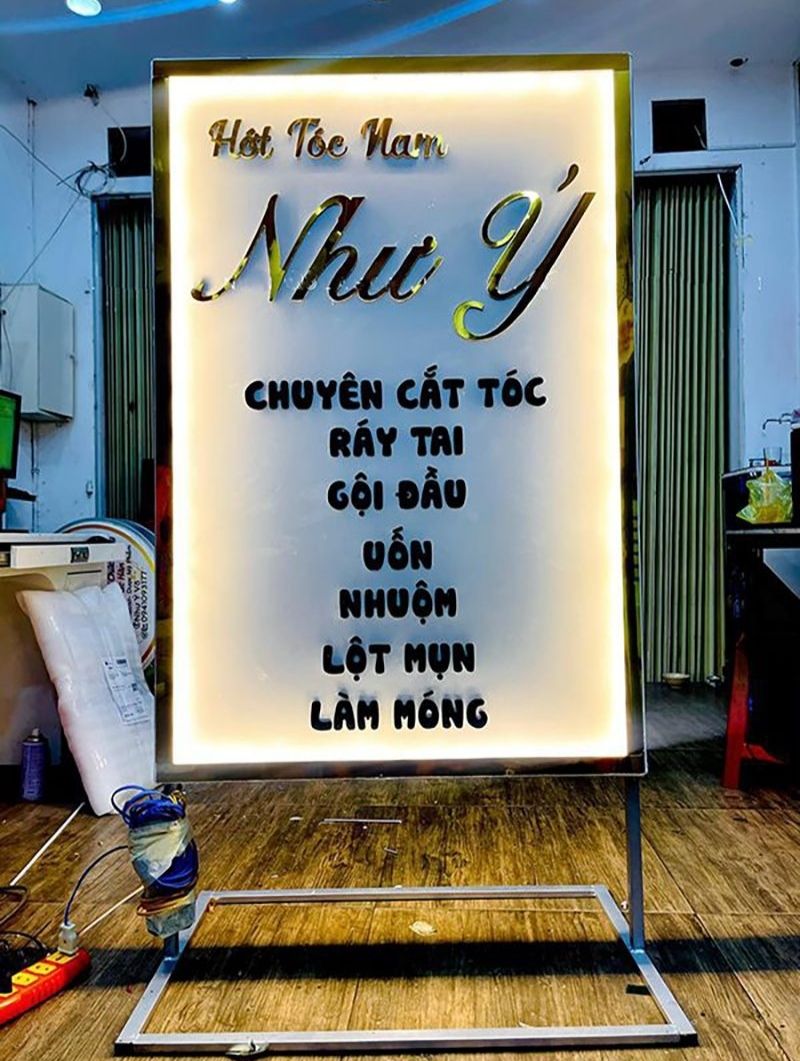 Bảng hiệu mica đứng