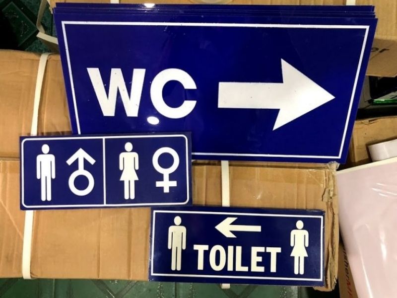 Làm biển wc mica dán decal
