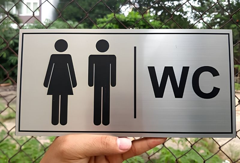Làm bảng hiệu wc theo yêu cầu