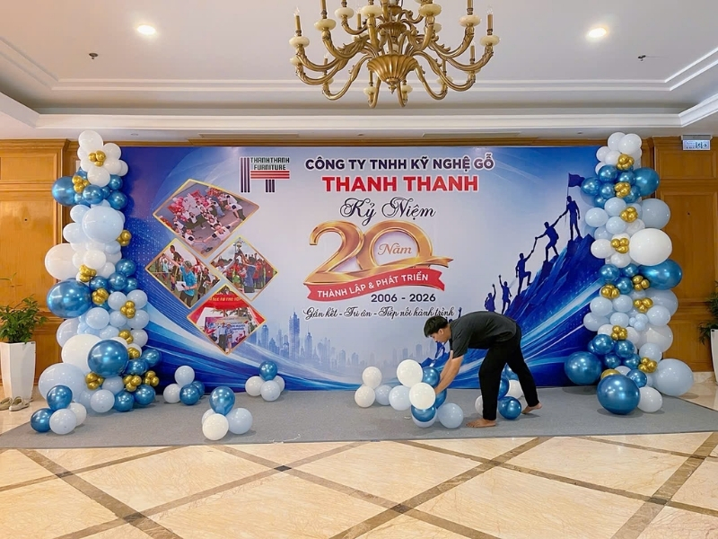 Nh&acirc;n vi&ecirc;n Thế Giới Quảng C&aacute;o căng bạt Hiflex, trang tr&iacute; backdrop tại sự kiện