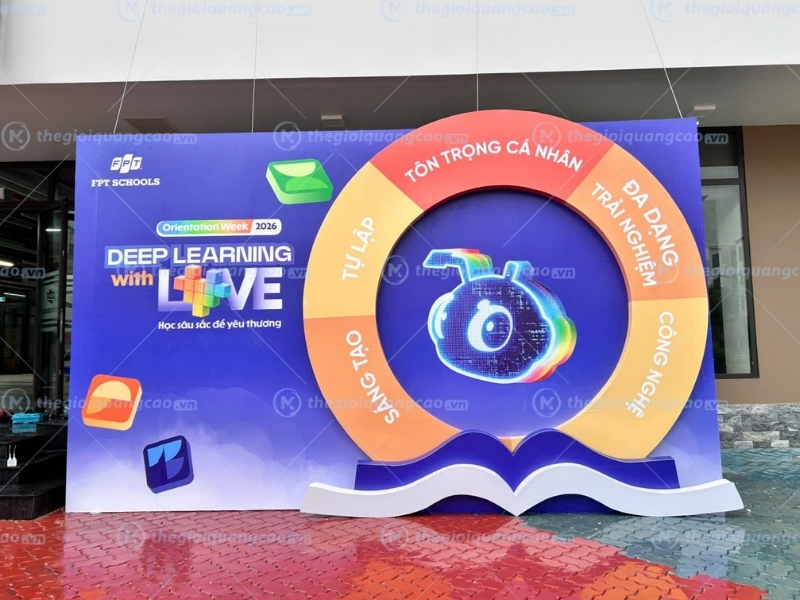 Thi c&ocirc;ng backdrop sự kiện tại FPT School Long An
