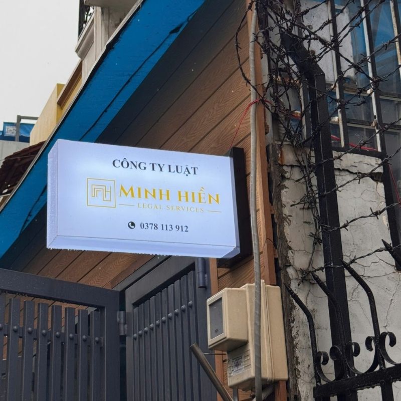 Thi c&ocirc;ng biển vẫy hộp đ&egrave;n cho c&ocirc;ng ty luật Minh Hiền