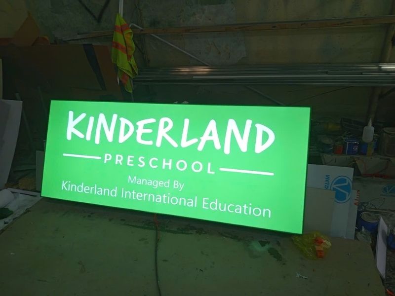 L&agrave;m bảng hiệu hộp đ&egrave;n trường học kinderaland