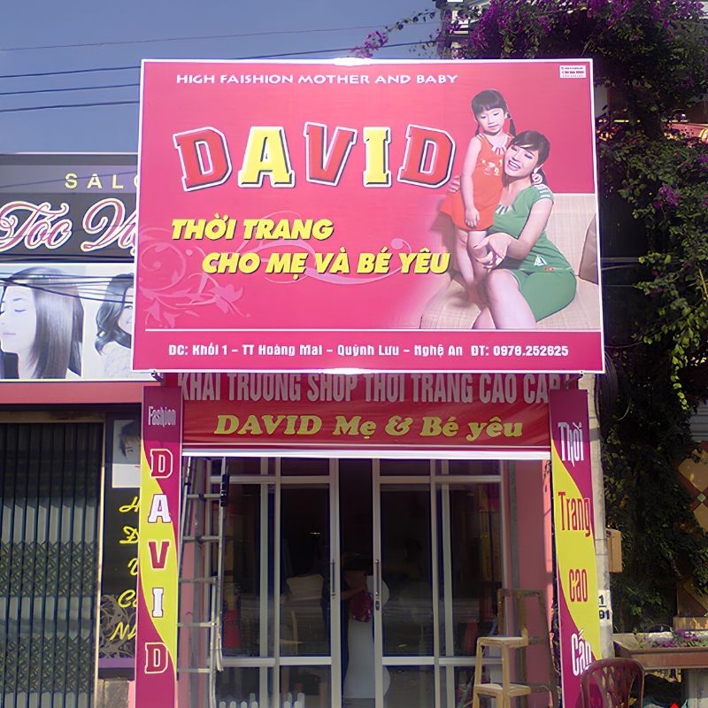 Mẫu thiết kế bảng hiệu alu d&aacute;n decal shop thời trang mẹ v&agrave; b&eacute;