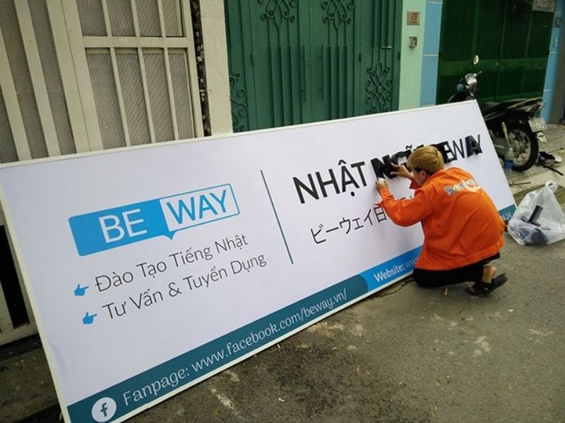 Bảng hiệu alu d&aacute;n decal trung t&acirc;m tiếng nhật