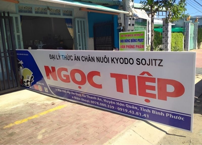 Bảng hiệu đại l&yacute; ngọc tiệp in decal d&aacute;n tr&ecirc;n nền alu