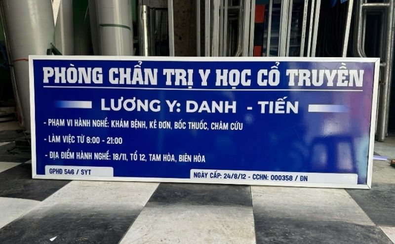 Thi c&ocirc;ng bảng hiệu alu d&aacute;n decal gi&aacute; rẻ tphcm