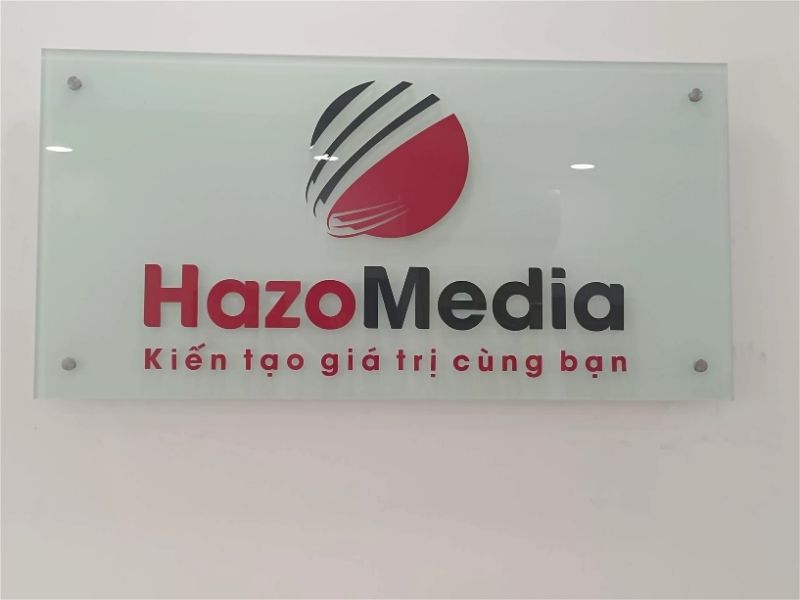 Bảng hiệu c&ocirc;ng ty bằng k&iacute;nh cường lực