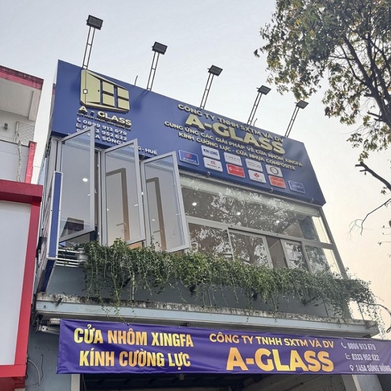 Bảng hiệu c&ocirc;ng ty cửa nh&ocirc;m xingfa, k&iacute;nh cường lực